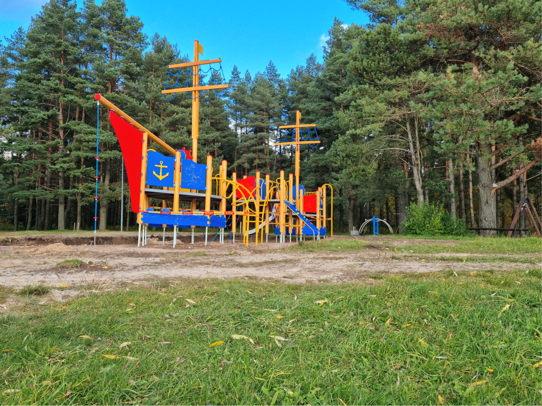 Prie Rokiškio ežero jau pastatyta spalvinga laivo formos vaikų žaidimų aikštelė!
