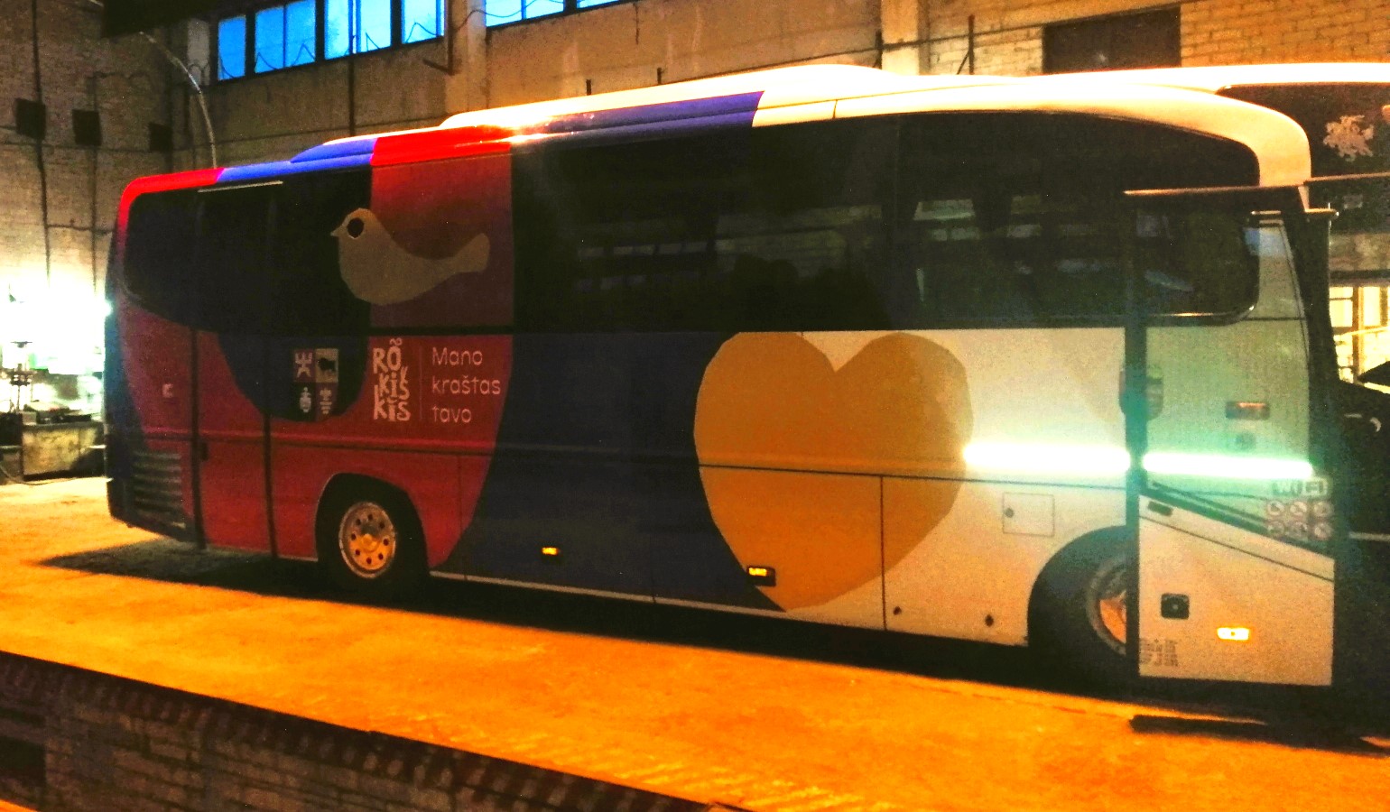 Rokiškio logotipas ir šūkis – ant tarpmiestinio autobuso