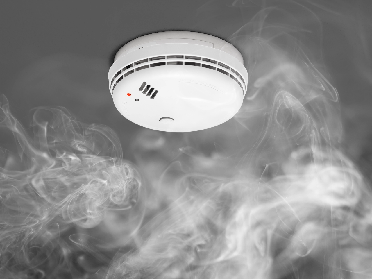 Dūmų detektorių įrengimas namuose nuo nelaimės gali ir neapsaugoti